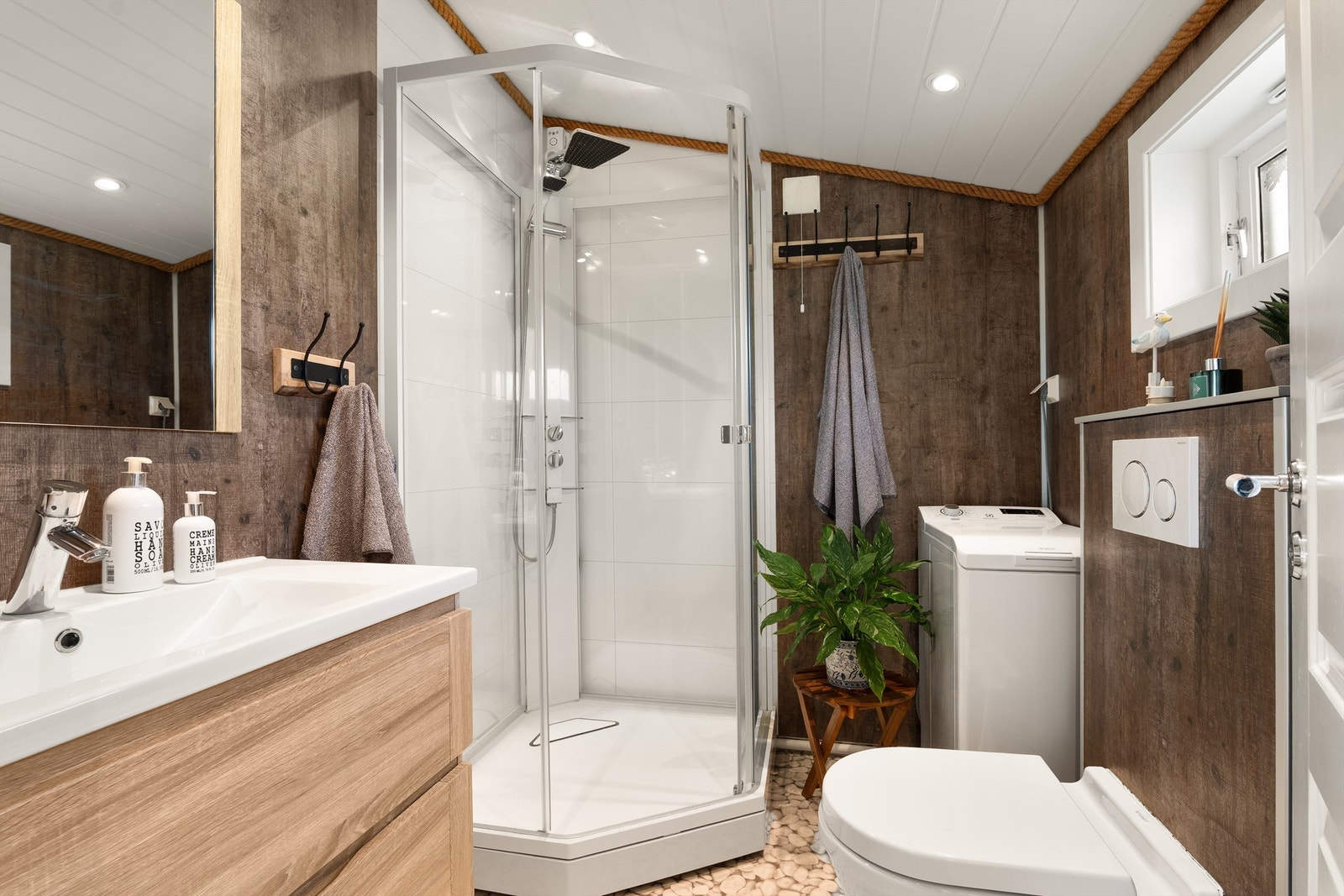 Badet ble i 2018 oppgradert med både nye overflater, ny innredning og nytt VVS-utstyr. Samtidig ble rør skiftet ut og elektrisk anlegg oppgradert, med gulvvarme. Galleribilde