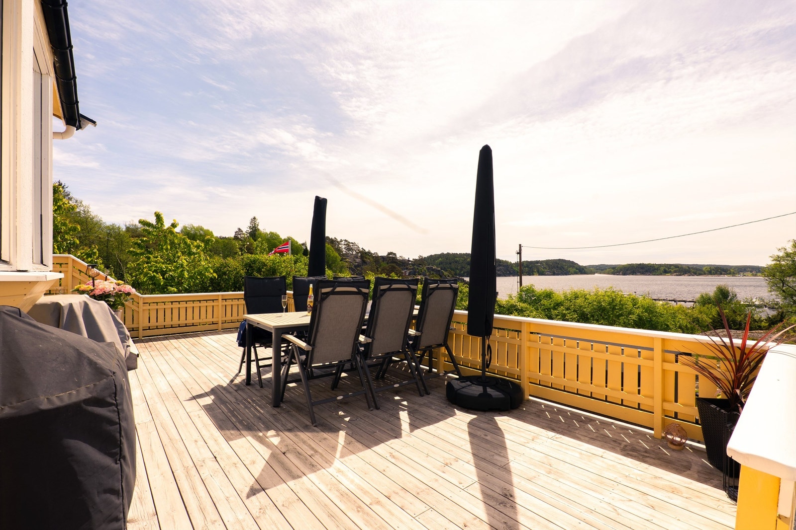 Takket være de åpne omgivelsene er solforholdene meget gode. På terrassen er det i praksis sol hele dagen sommerstid. Galleribilde