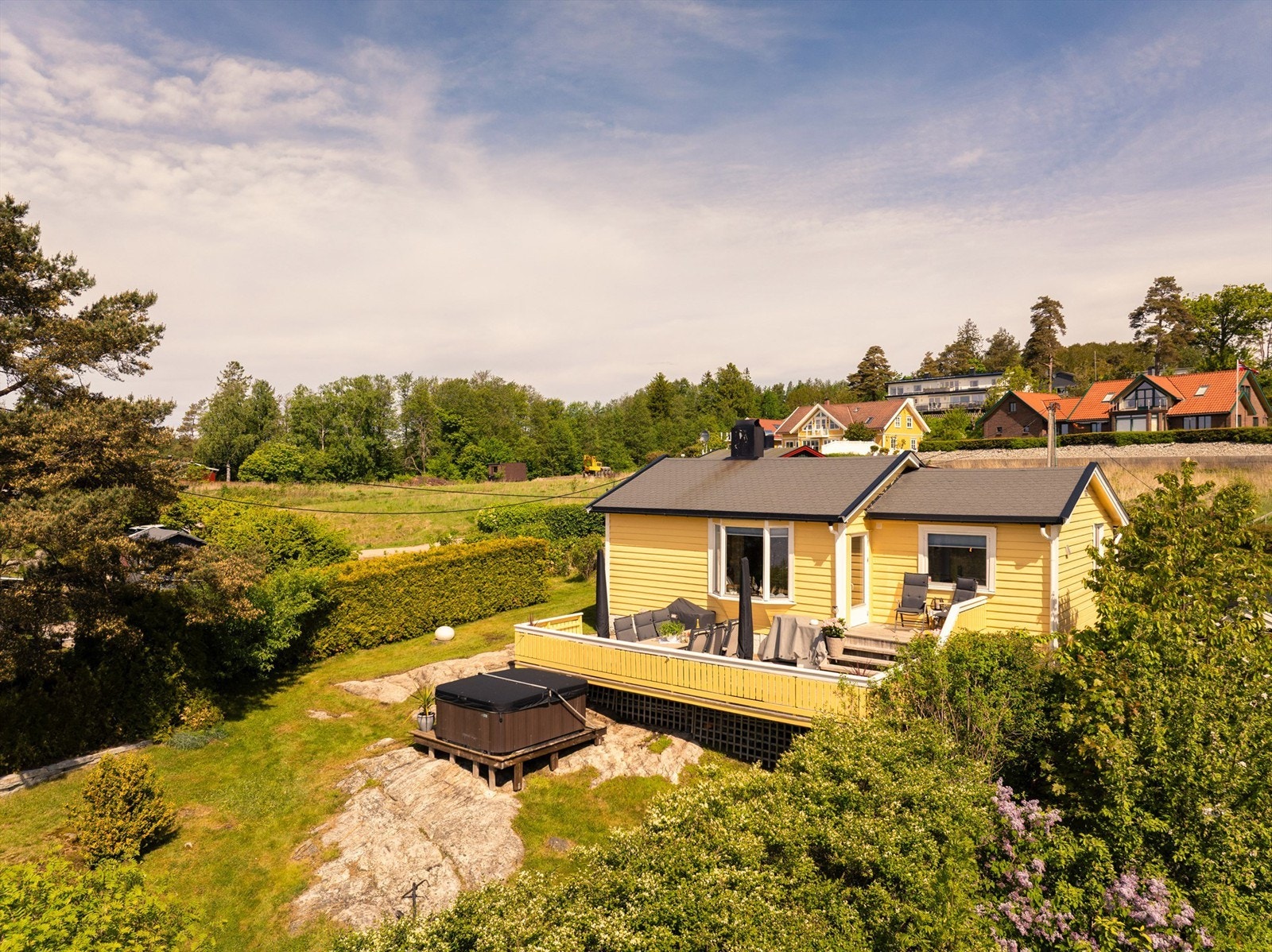 Kombinasjonen av beplantning og naturlig vegetasjon gir svært lite innsyn til utearealene. Galleribilde