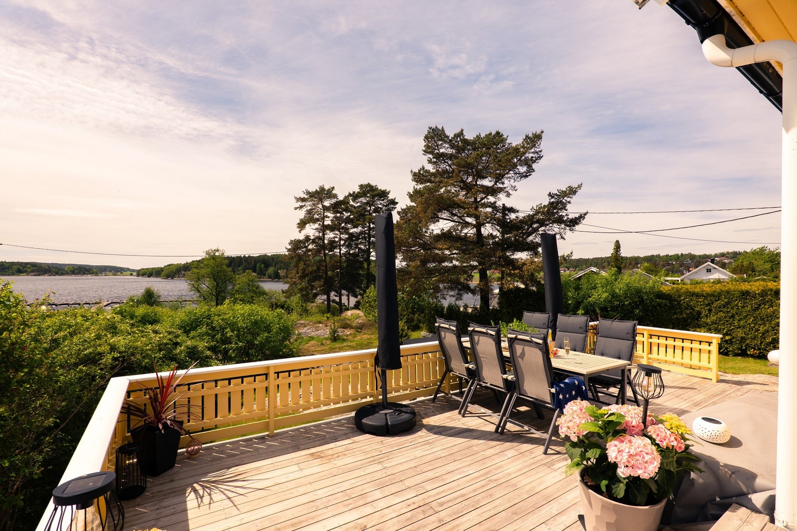 Utsikt fra terrassens øvrige del, til skogkledde åser og åkerlandskap i sør. Galleribilde
