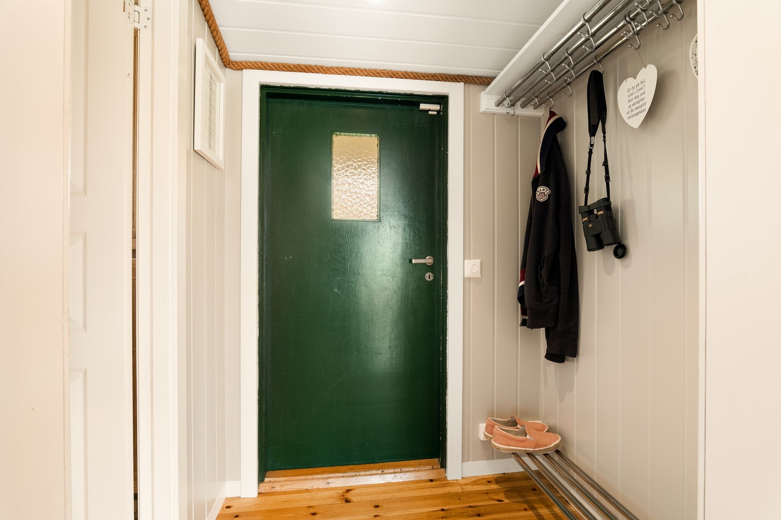 Muligheten til å lukke av entreen mot stuen er praktisk blant annet når badet benyttes. Galleribilde
