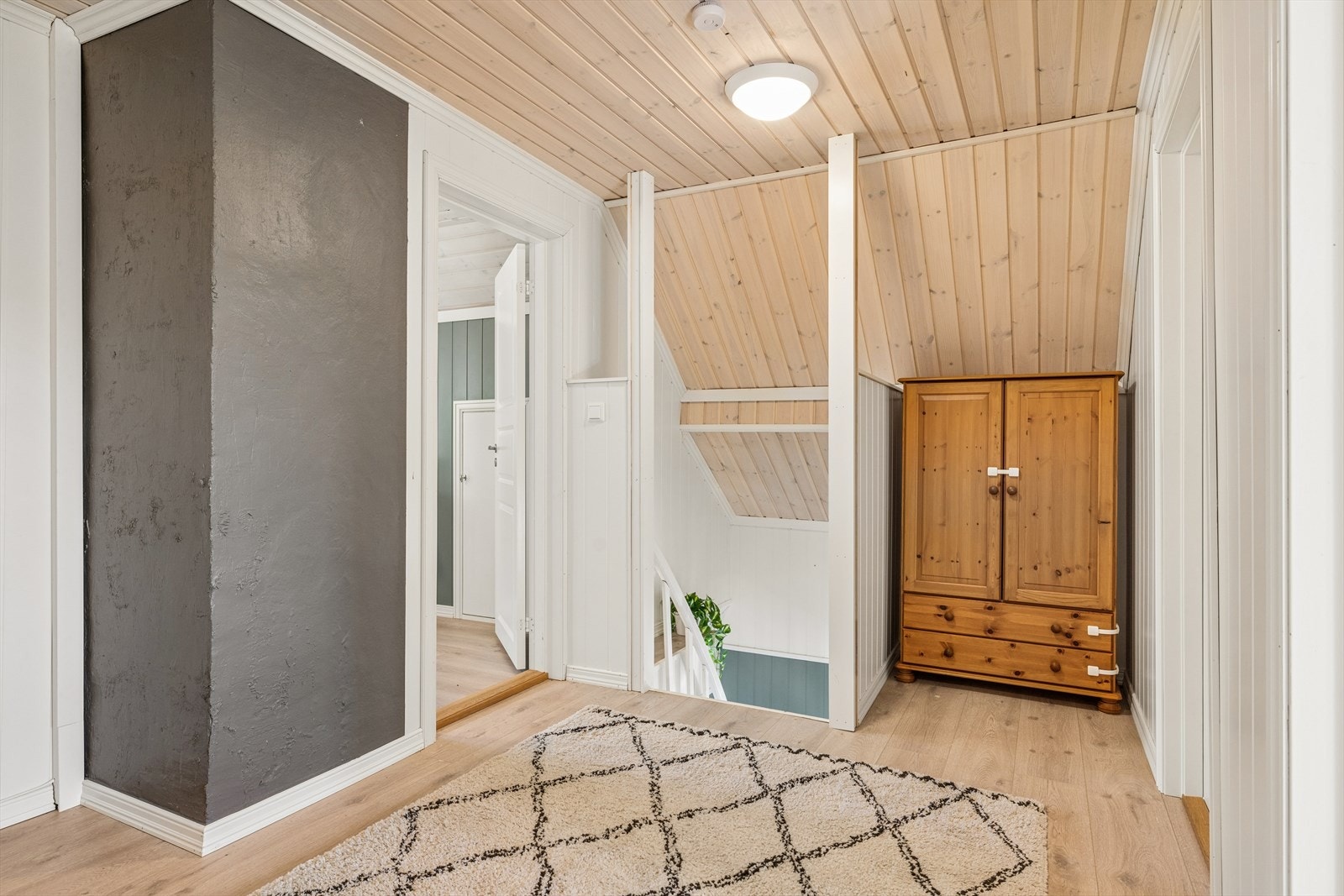 Loftstuen i andre etasje gir ekstra fleksibilitet og kan fungere som en TV-krok eller et lekeareal. Galleribilde