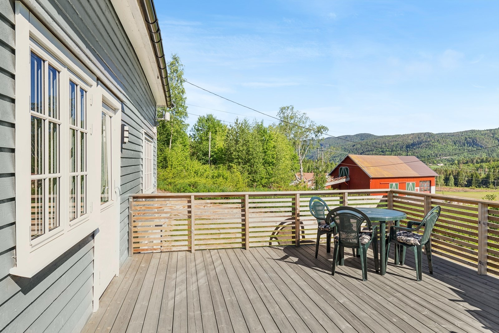 Den romslige terrassen er et fint sted for utemøbler og gir flott utsikt over nærområdet. Galleribilde