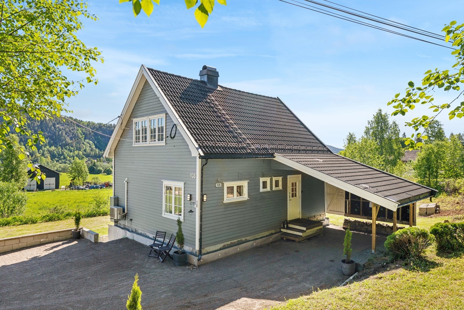 Eiendommen har gode parkeringsmuligheter på gårdsplass og i carport. Galleribilde