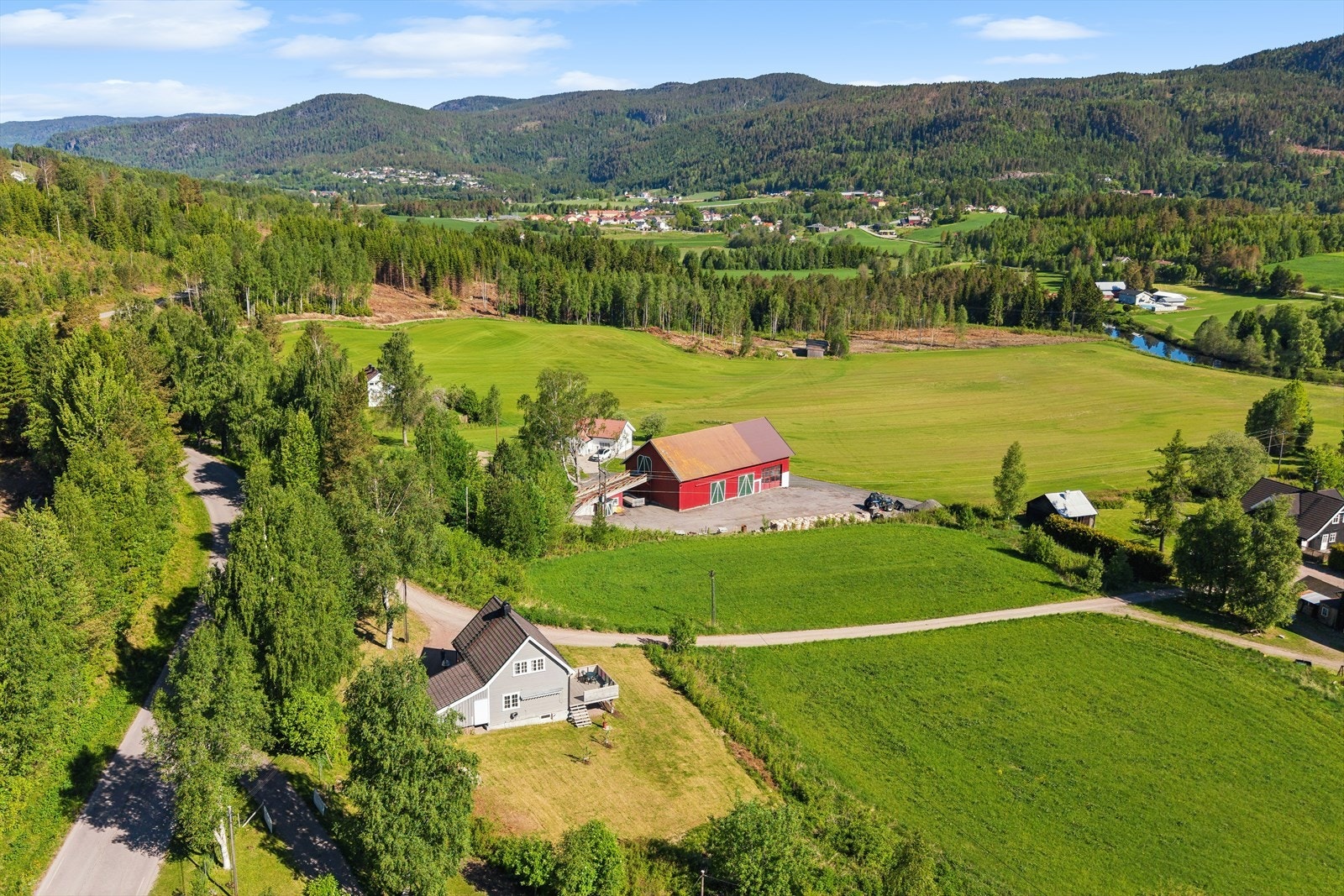 Her bor du med naturen som nærmeste nabo, og med rike turmuligheter rett utenfor døren. Samtidig som beliggenheten er landlig, er det kort vei til både nabolag, boligfelt, skoler og barnehager. Galleribilde