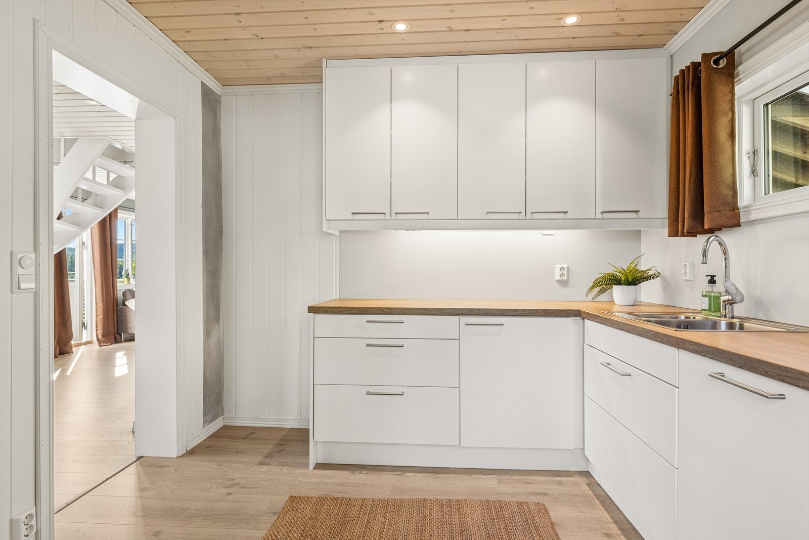 Det er integrert koketopp, stekeovn og oppvaskmaskin. Galleribilde