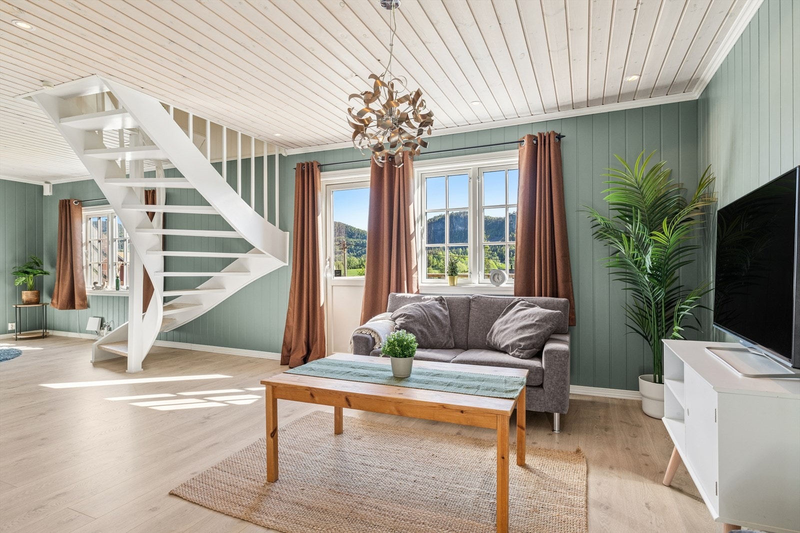 Stuen er lys og trivelig, malt i tidsriktige farger og med store vindusflater som gir rikelig med naturlig lys. Galleribilde