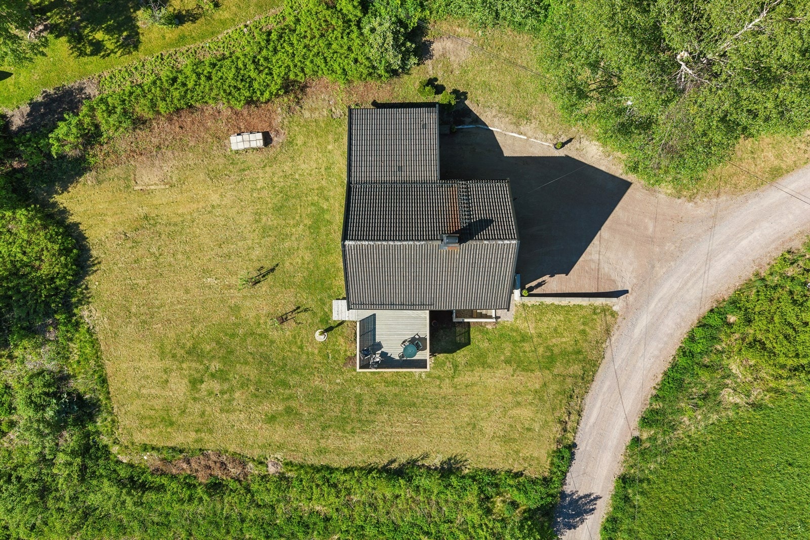 Tomten er på over 1,1 mål og gir god plass for lek, hagearbeid og avslapning. Galleribilde