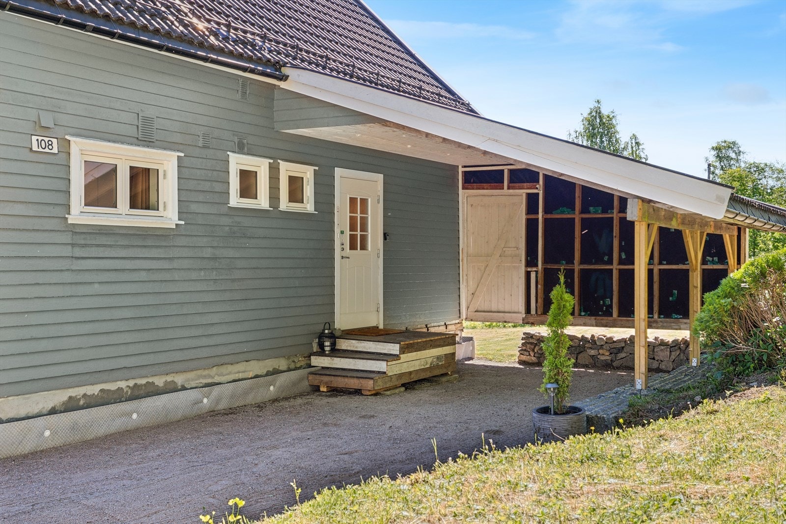 Inngangsparti med adkomst via opparbeidet gårdsplass. Kjelleren ble drenert og etterisolert utvendig i 2024/25. Galleribilde