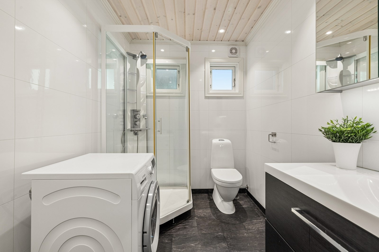 Badet holder en god standard og ble pusset opp av forrige eier mellom 2019-2021. Galleribilde
