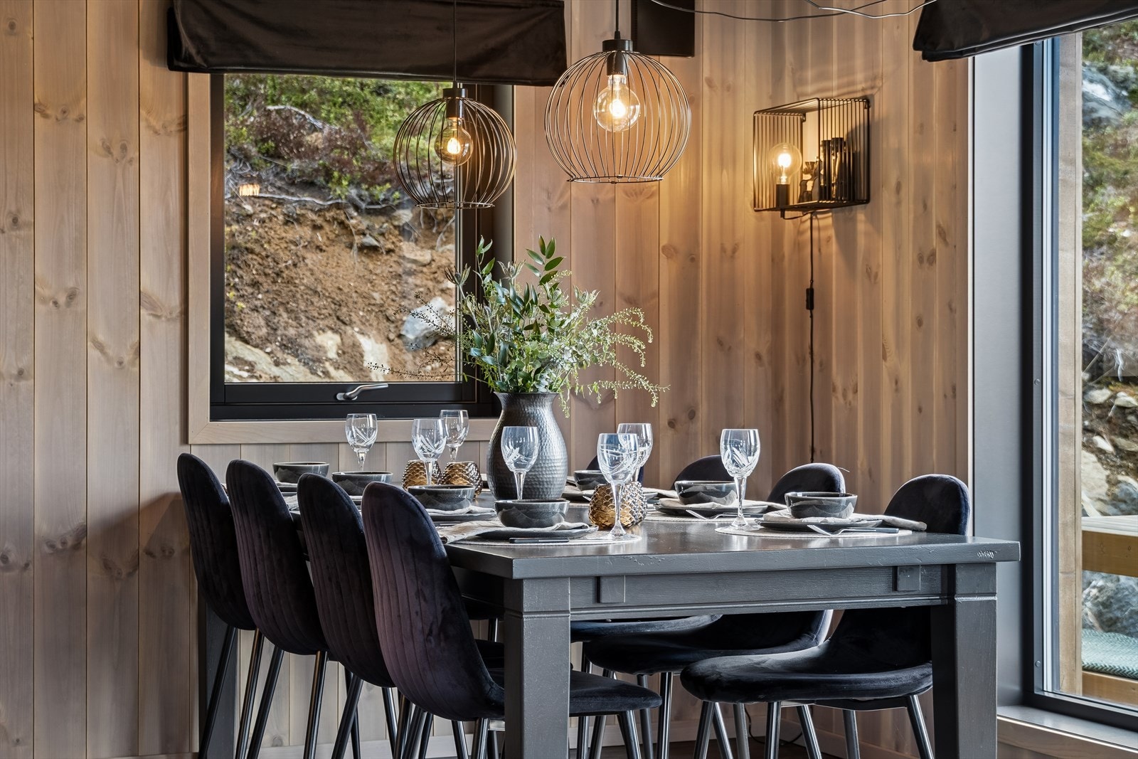 Spisestuen er en naturlig del av allrommet, med plass til hyggelige måltider. Galleribilde