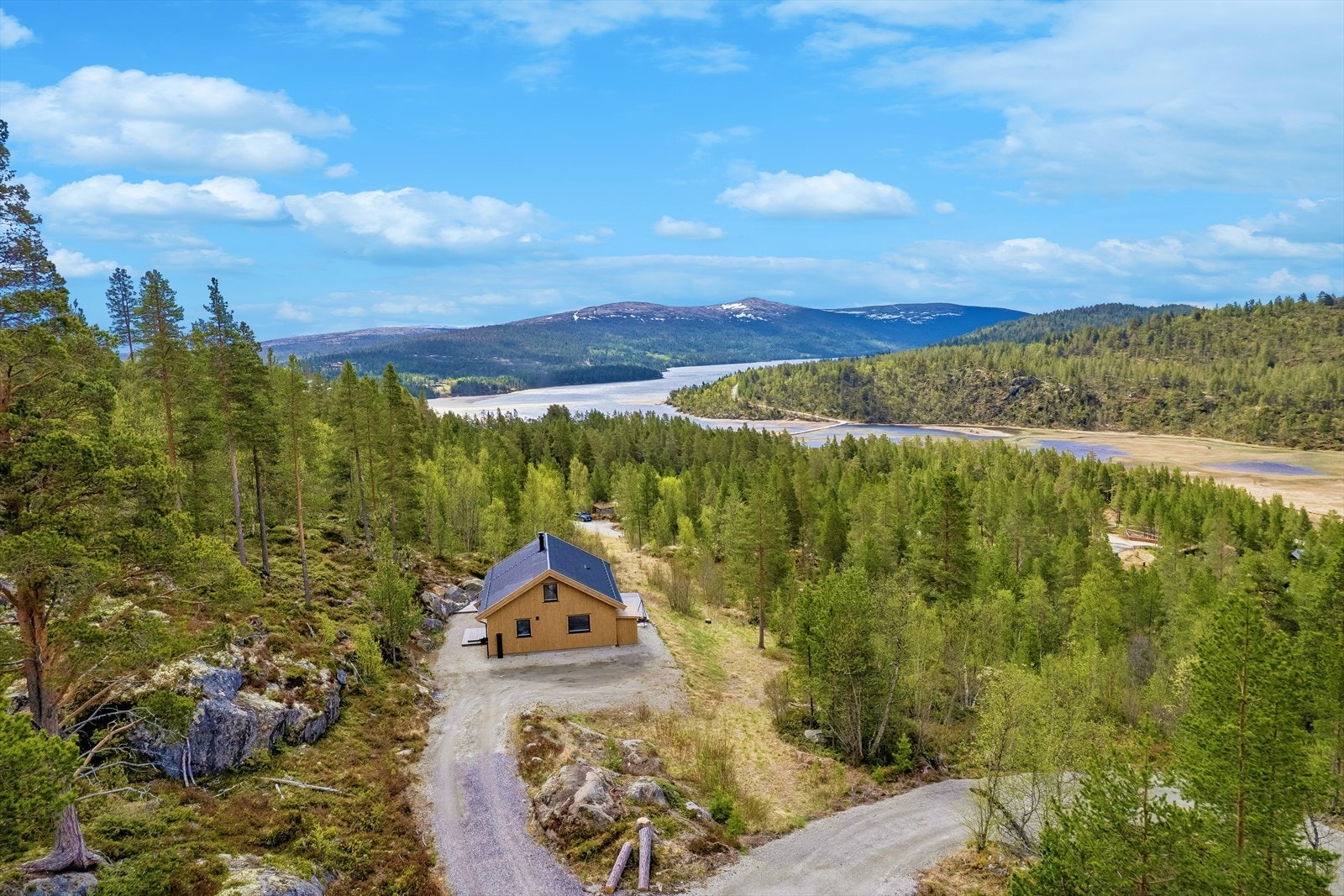 Fritidsboligen ligger fint til i terrenget, ca. 722 meter over havet. Galleribilde