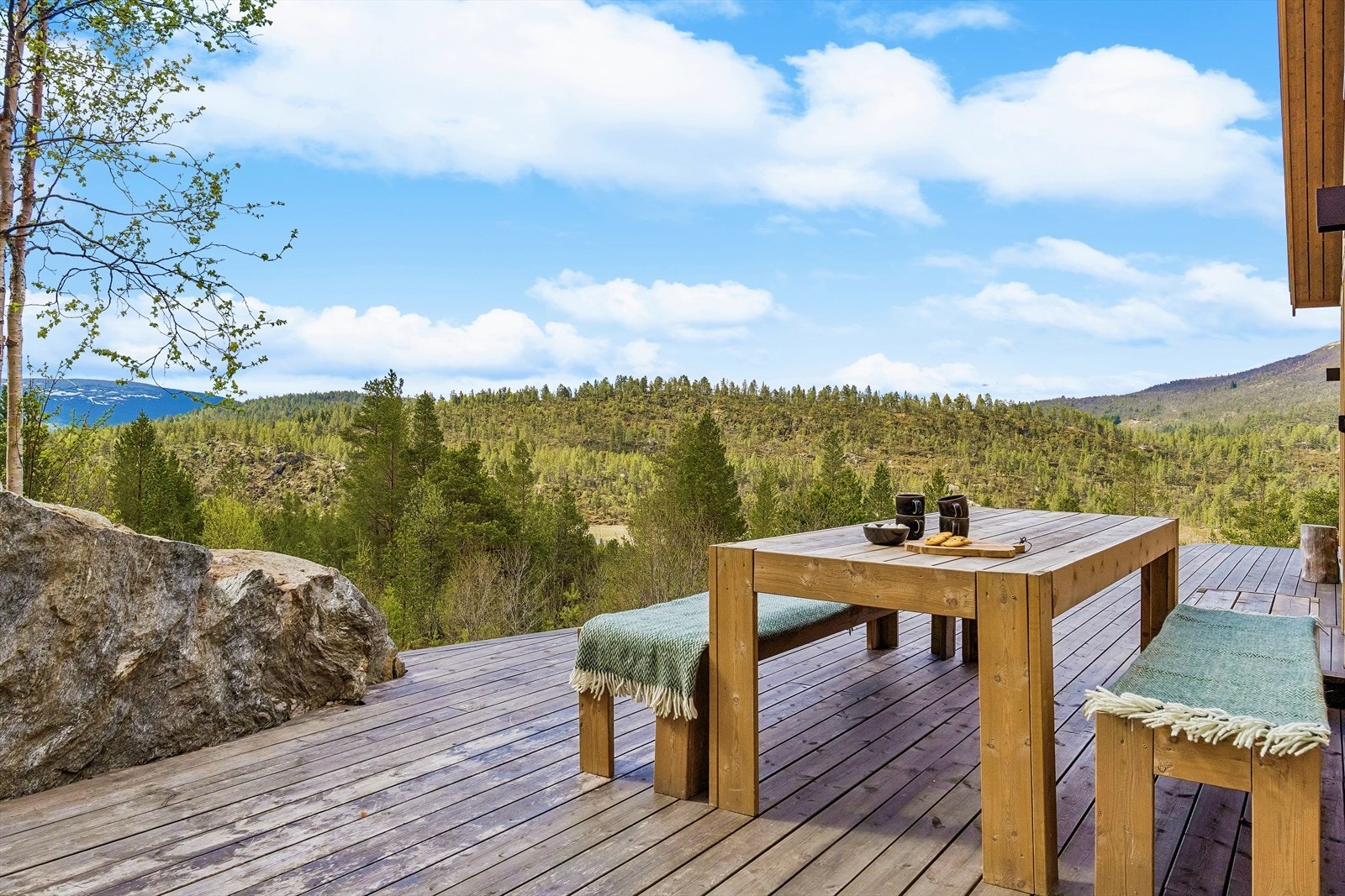 Den store terrassen på ca. 40 m² er en naturlig samlingsplass. Her kan utelivet og fjellets ro nytes i vakre omgivelser. Galleribilde