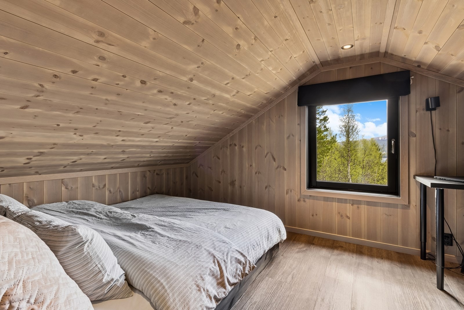 Et av de disponible rommene på hemsen, med plass til seng og et lite skrivebord. Galleribilde
