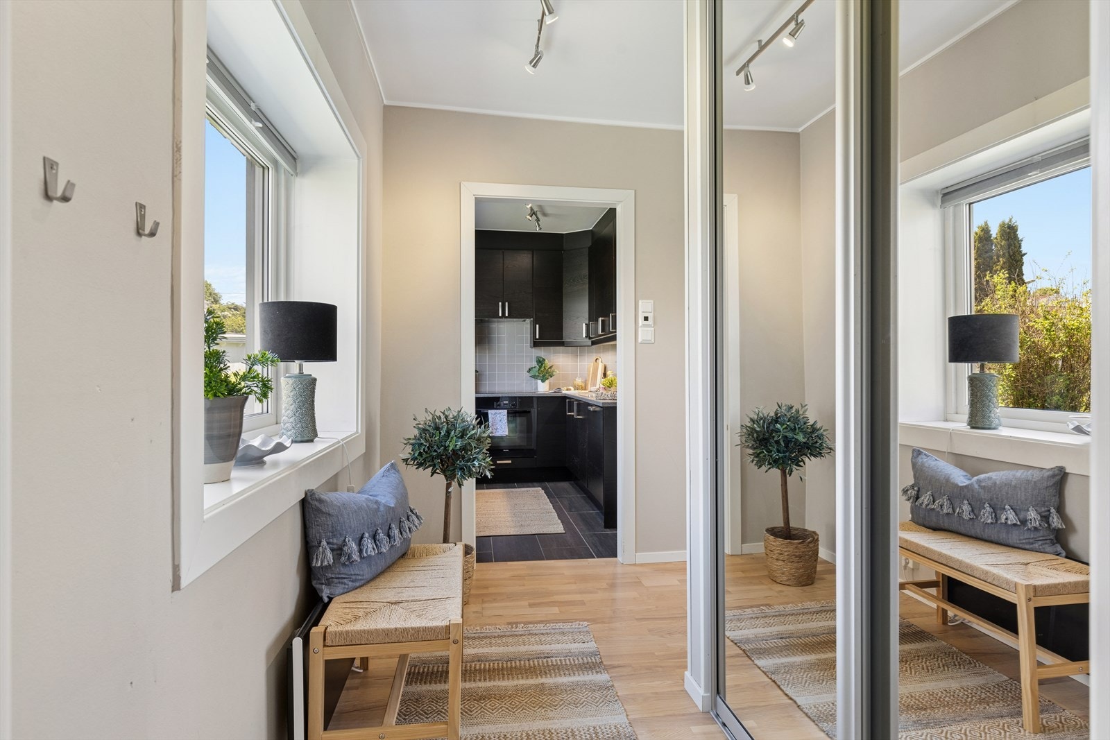 Velkommen inn - Stor skyvedørsgarderobe med speil. Galleribilde