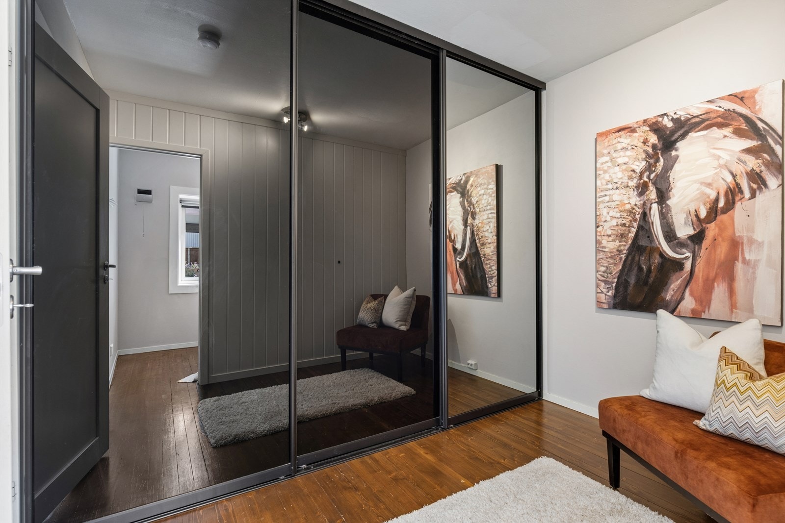 Stor skyvedørsgardeobe i garderoberom/kontor. Galleribilde