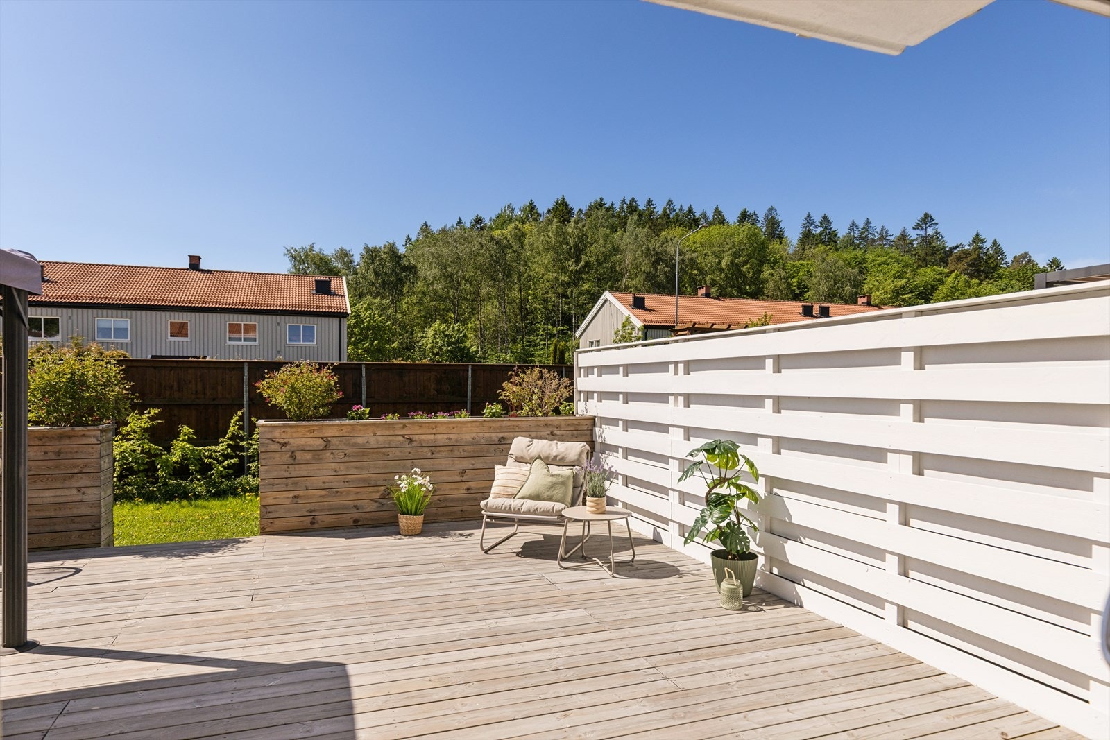 Terrasse med gulv i trykkimpregnert tre fra 2021. Galleribilde
