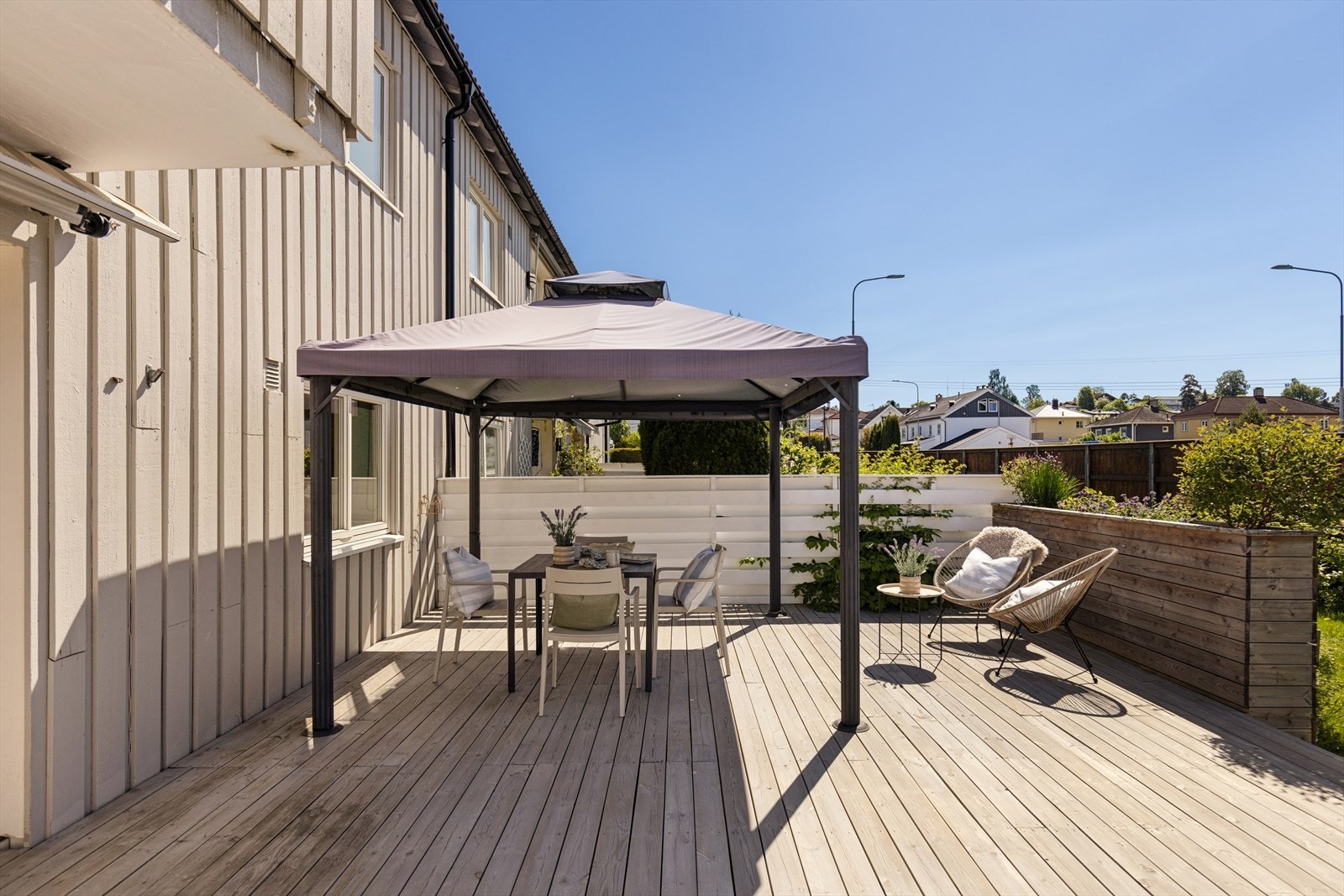 Markise montert over terrassedøren. Galleribilde