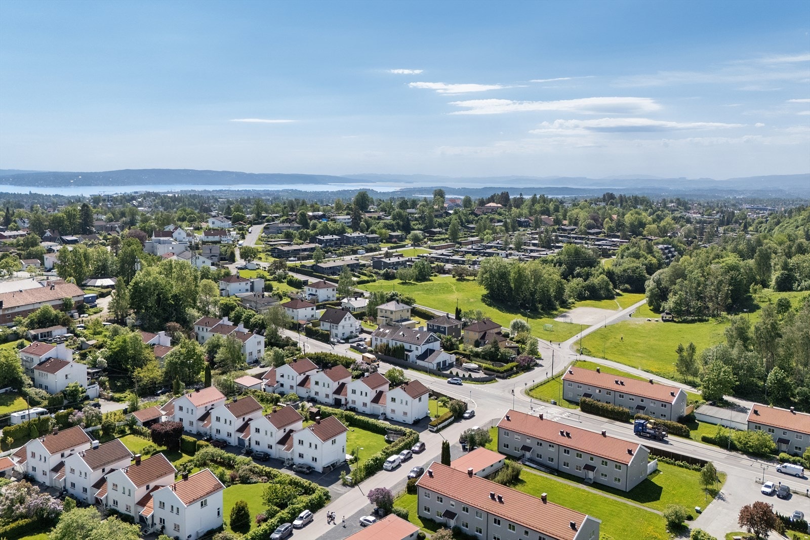 Populære Hagabråten med akebakke om vinteren er et yndet friareal for store og små hele året! Galleribilde