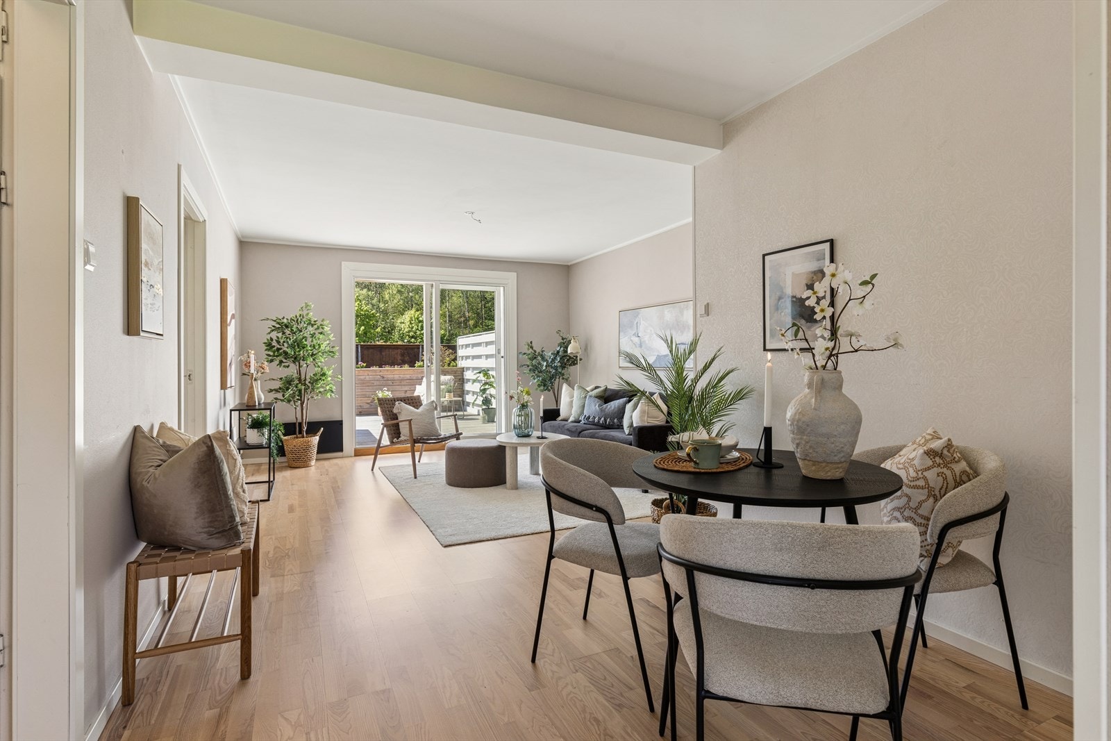 Du har plass til både spisebord og sofagruppe. Enkelte har valgt å trekke kjøkkenet ut i åpen løsning for å benytte kjøkkenet som et ekstra soverom. Galleribilde