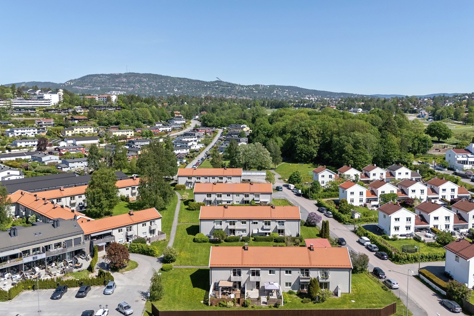 Parkering til venstre, det finnes plasser både med og uten el-billader for beboere og gjester. I tillegg gateparkering i Lijordveien. Garasjeplass kan leies etter ansiennitet og venteliste. Få min. gange til t-bane på Lijordet. Galleribilde