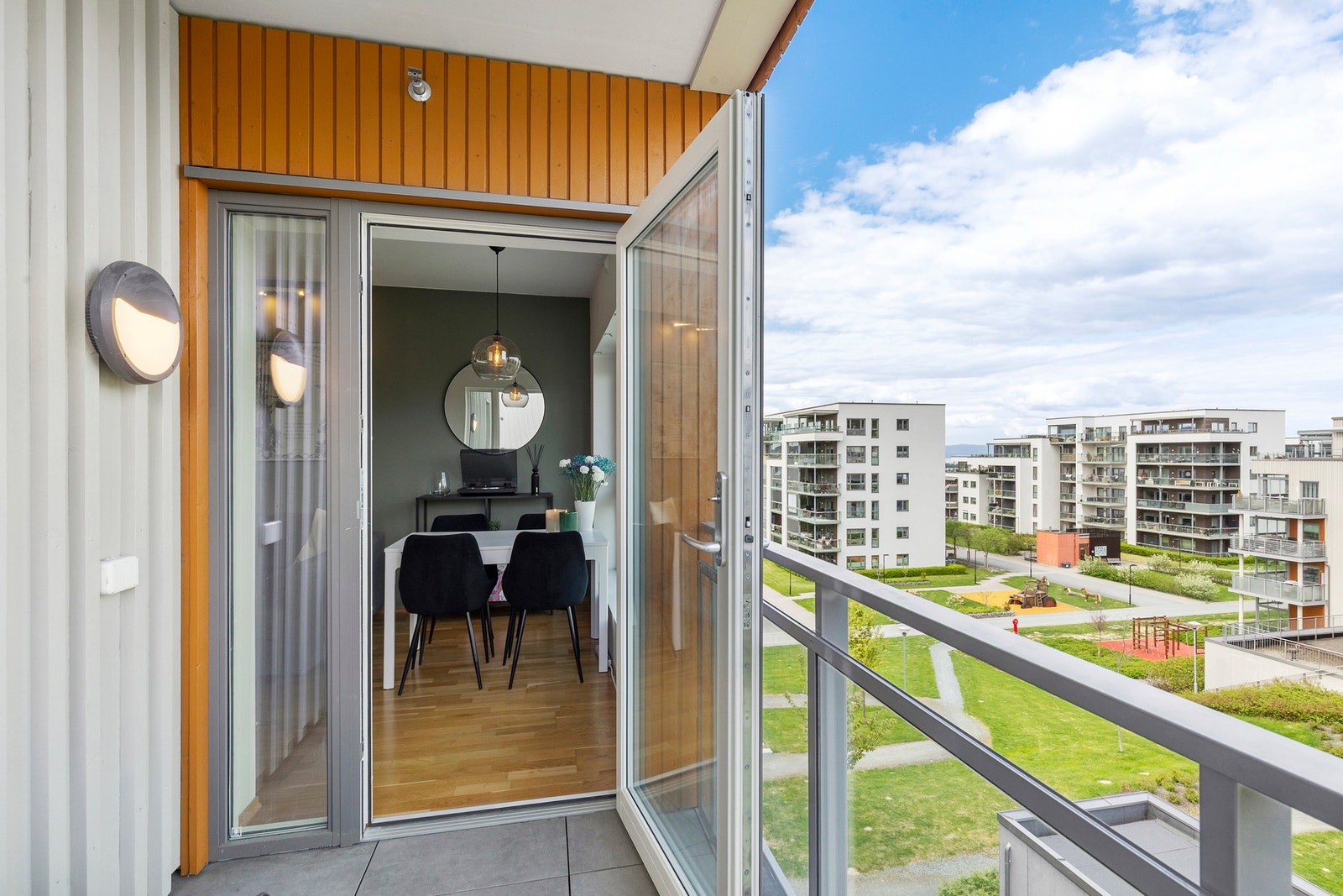 Det er strømuttak på balkongen for enkel montering av for eksempel varmelampe. Galleribilde