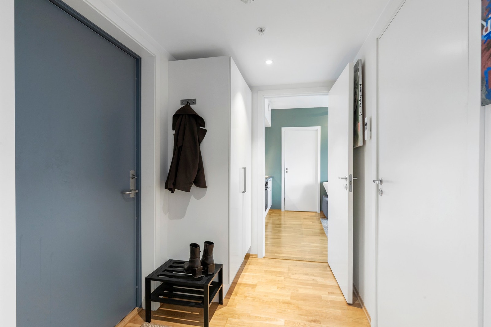 Entré med garderobeløsning for praktisk oppbevaring. Galleribilde