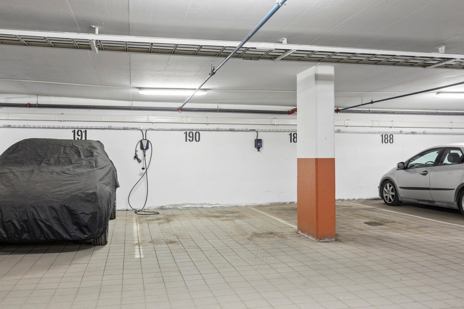 Det medfølger parkeringsplass i oppvarmet garasjeanlegg, med el-billader. Galleribilde