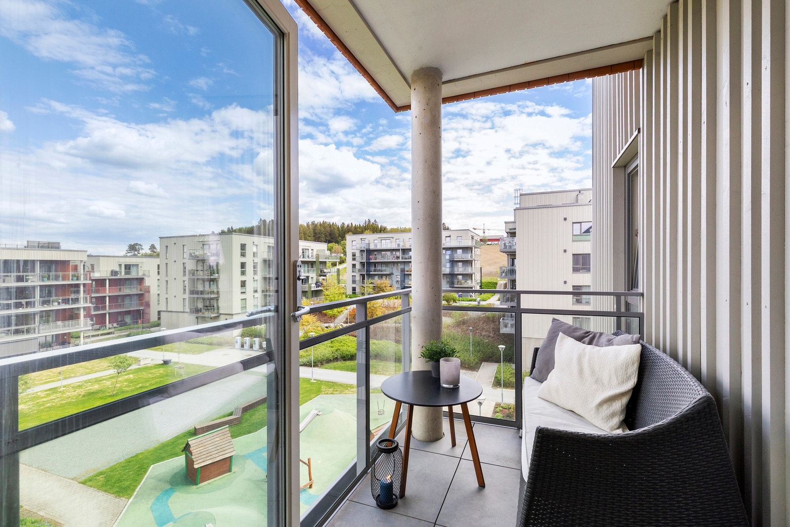 Fra stuen er det utgang til en flott balkong på 4 m² som vender inn mot sameiets grøntområde. Galleribilde