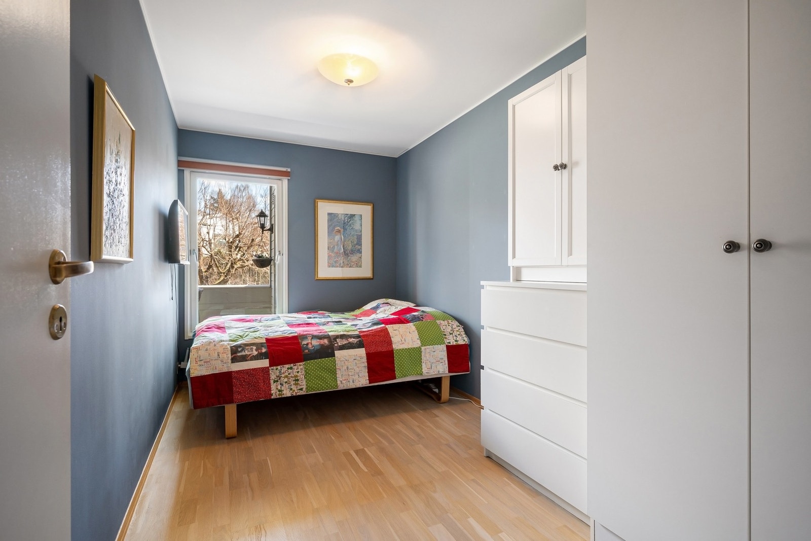 Soverom nummer to er også romslig, med plass til dobbeltseng og garderobeløsning. Galleribilde