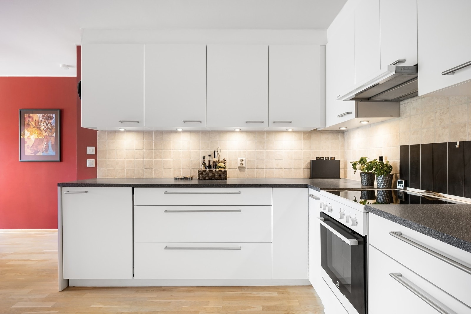 Innredningen har glatte fronter og laminert benkeplate med nedfelt utslagsvask. Galleribilde