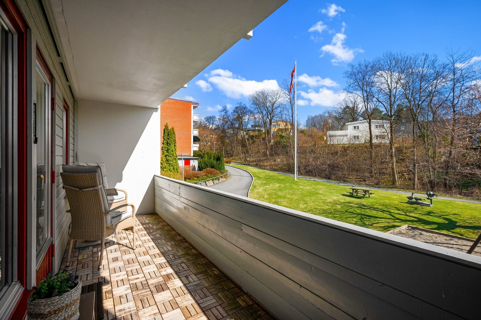 Den andre balkongen er på 14 kvm og har adkomst fra spisestuen. Galleribilde