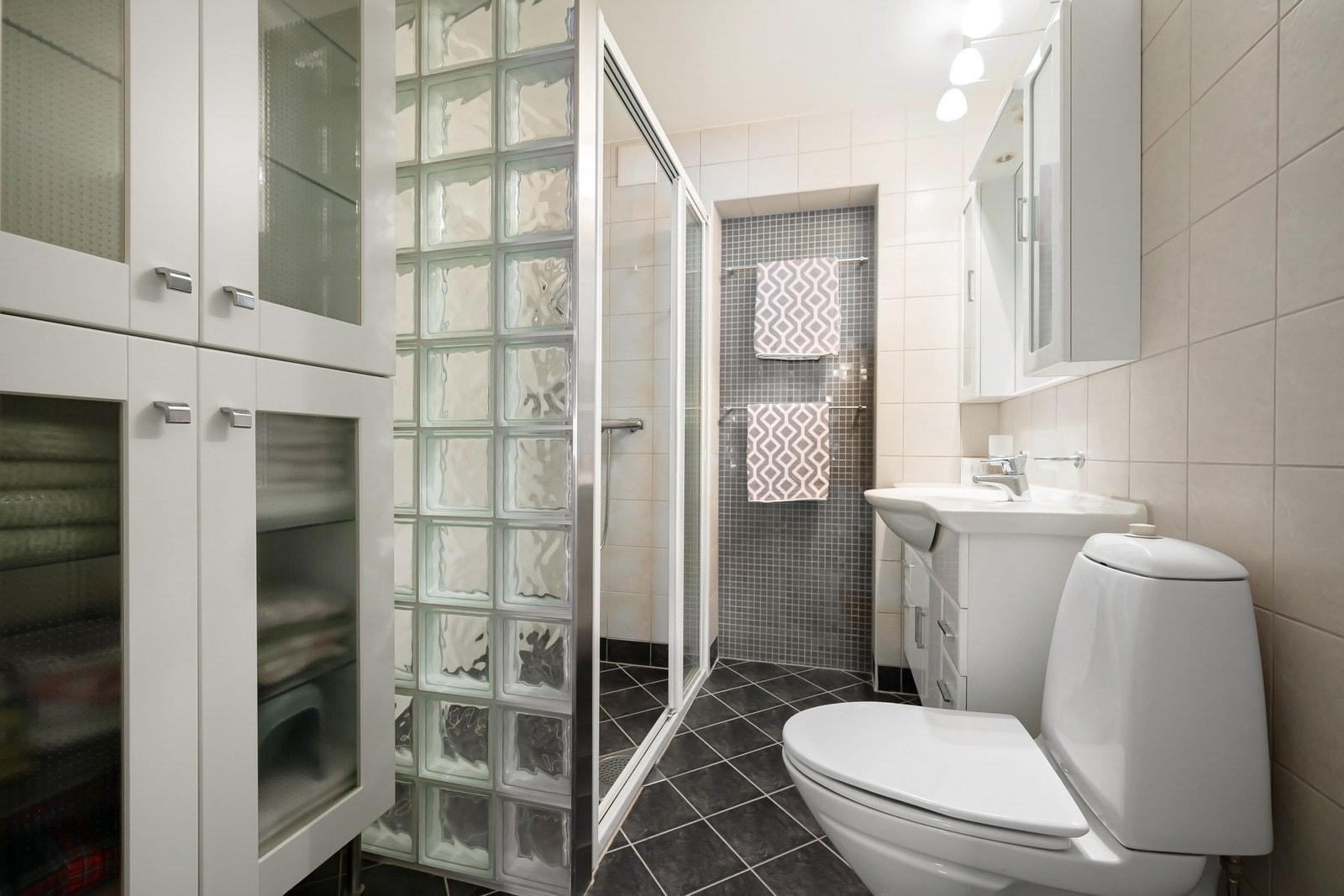 Badet i tilknytning til hovedsoverommet ble pusset opp i 2012 og har flislagte gulv og vegger med varmekabler i gulv. Galleribilde