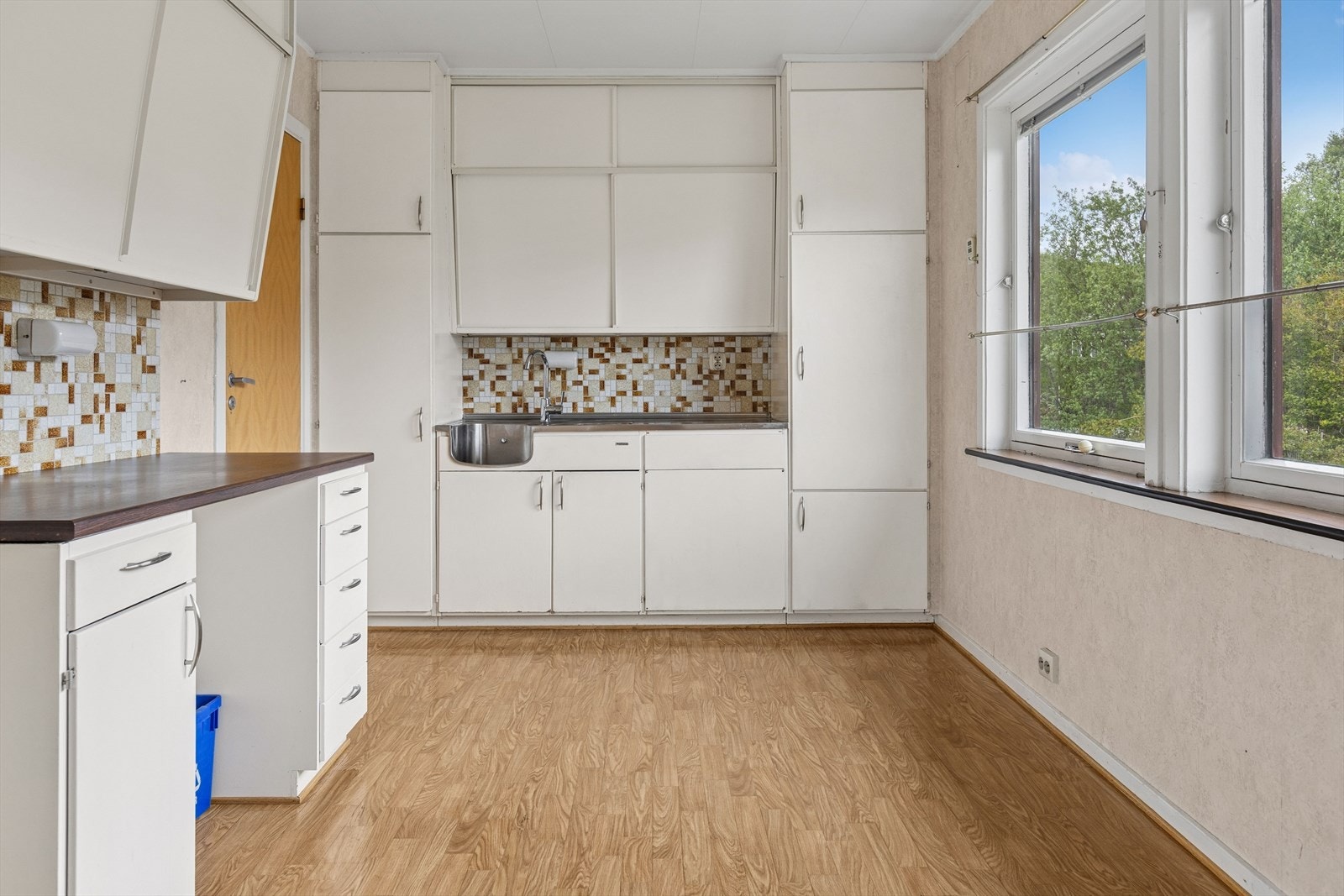 Kjøkkenet i hoveddelen har en eldre, funksjonell innredning med rikelig skapplass. Galleribilde