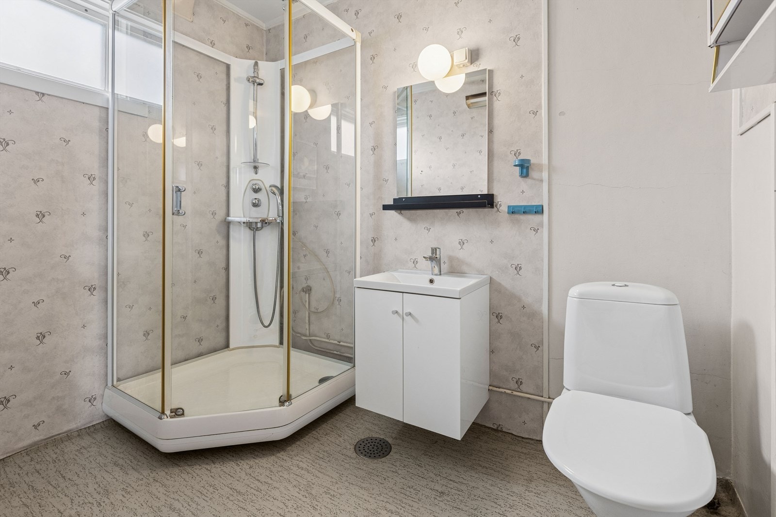 Badet i utleiedelen er av enkel, eldre standard med dusjkabinett, servant og toalett. Galleribilde