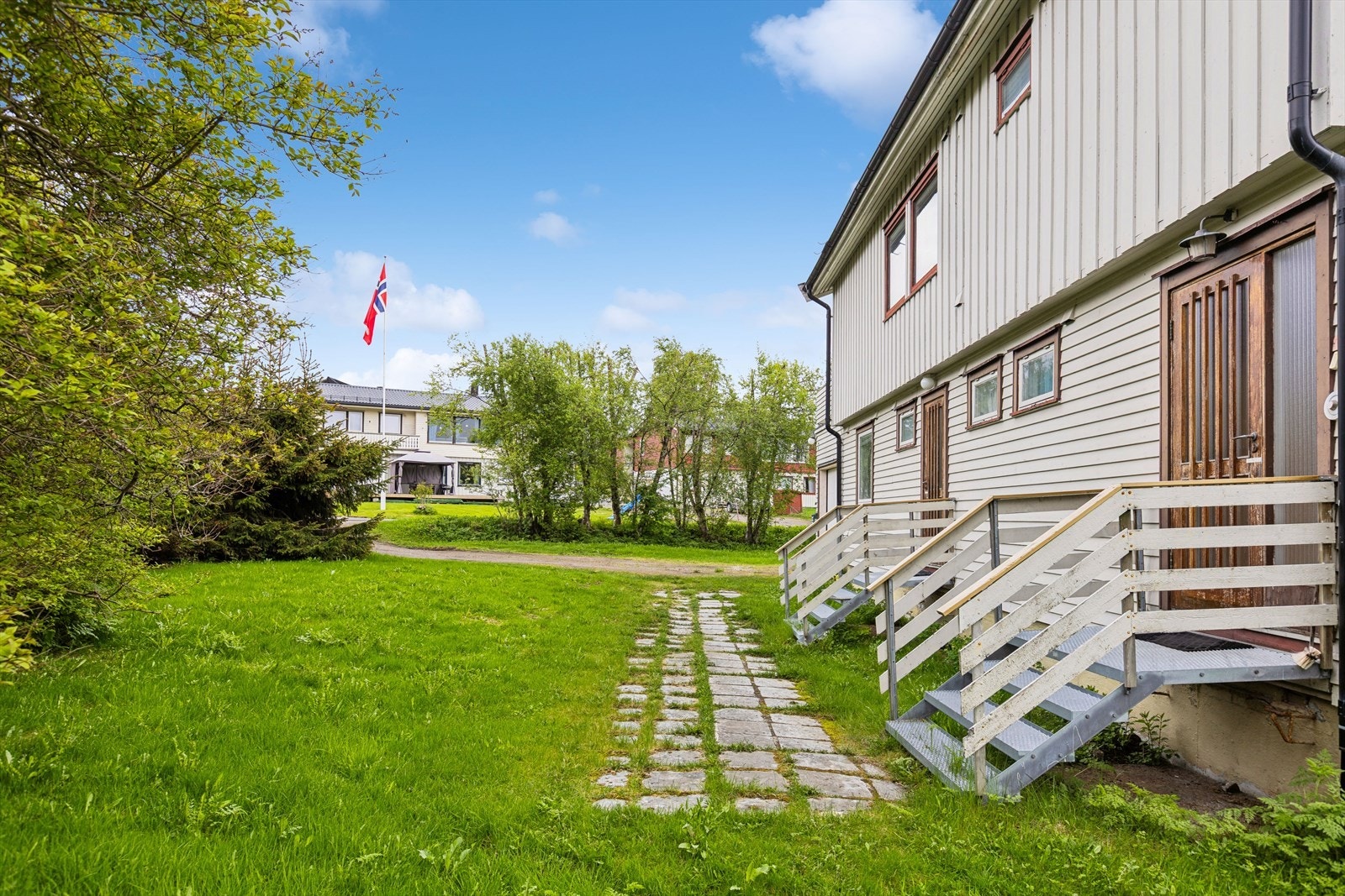 Tomten er opparbeidet med plen og diverse beplantning. Herfra er det kort vei til Kiwi Gangsås, kun 2 minutter unna. Galleribilde
