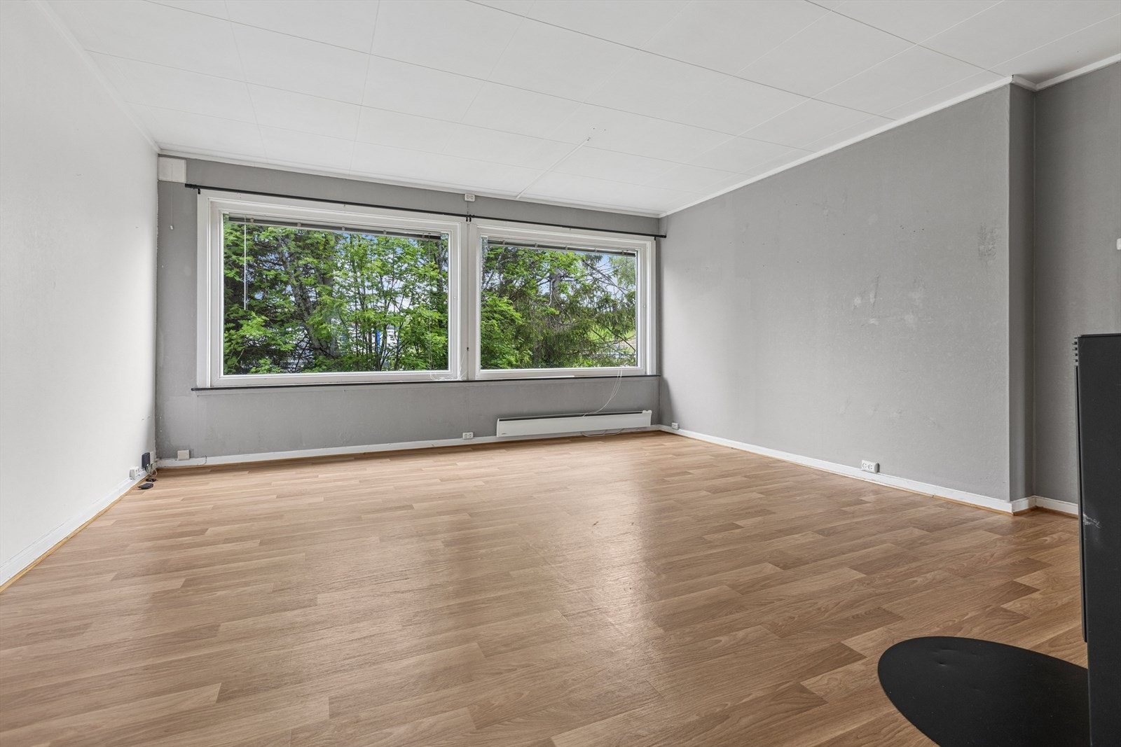 Stuen i utleiedelen har plass til en sittegruppe og er utstyrt med egen vedovn. Galleribilde