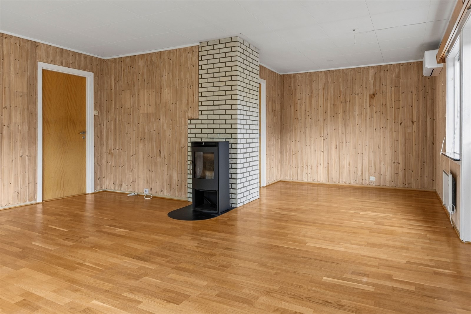 Den sentralt plasserte teglsteinspipen er et karakteristisk element i rommet. Galleribilde