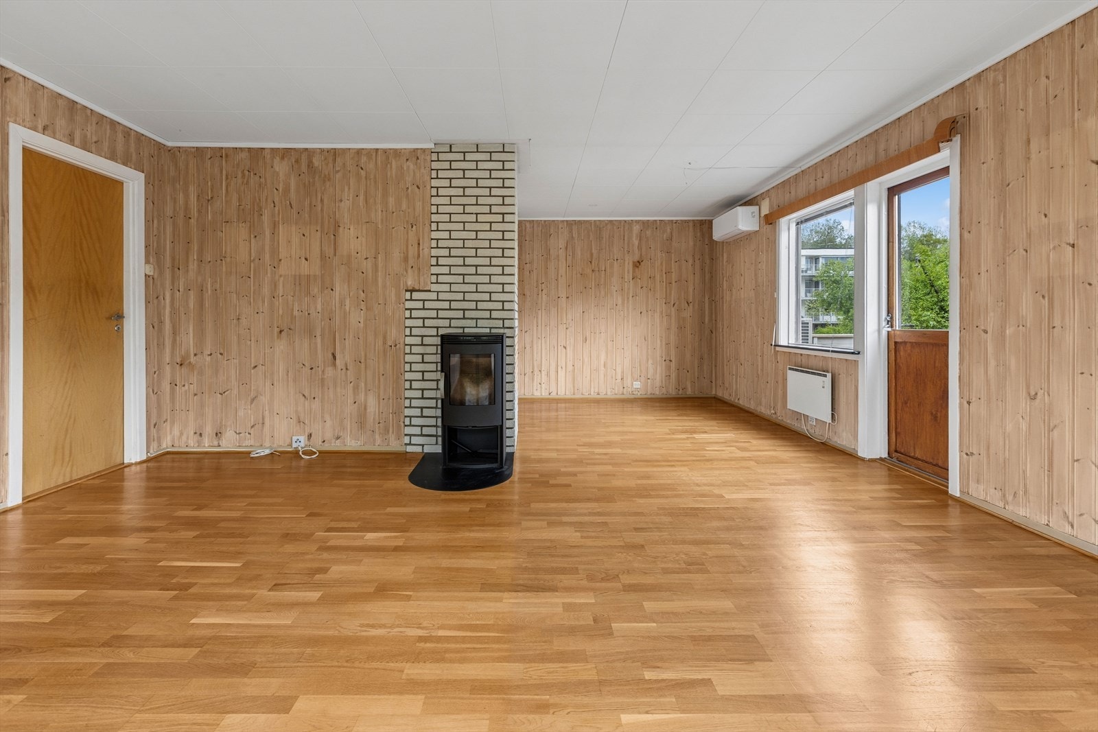 Rommet er lett å møblere med god plass til både sofagruppe og spisebord. Galleribilde