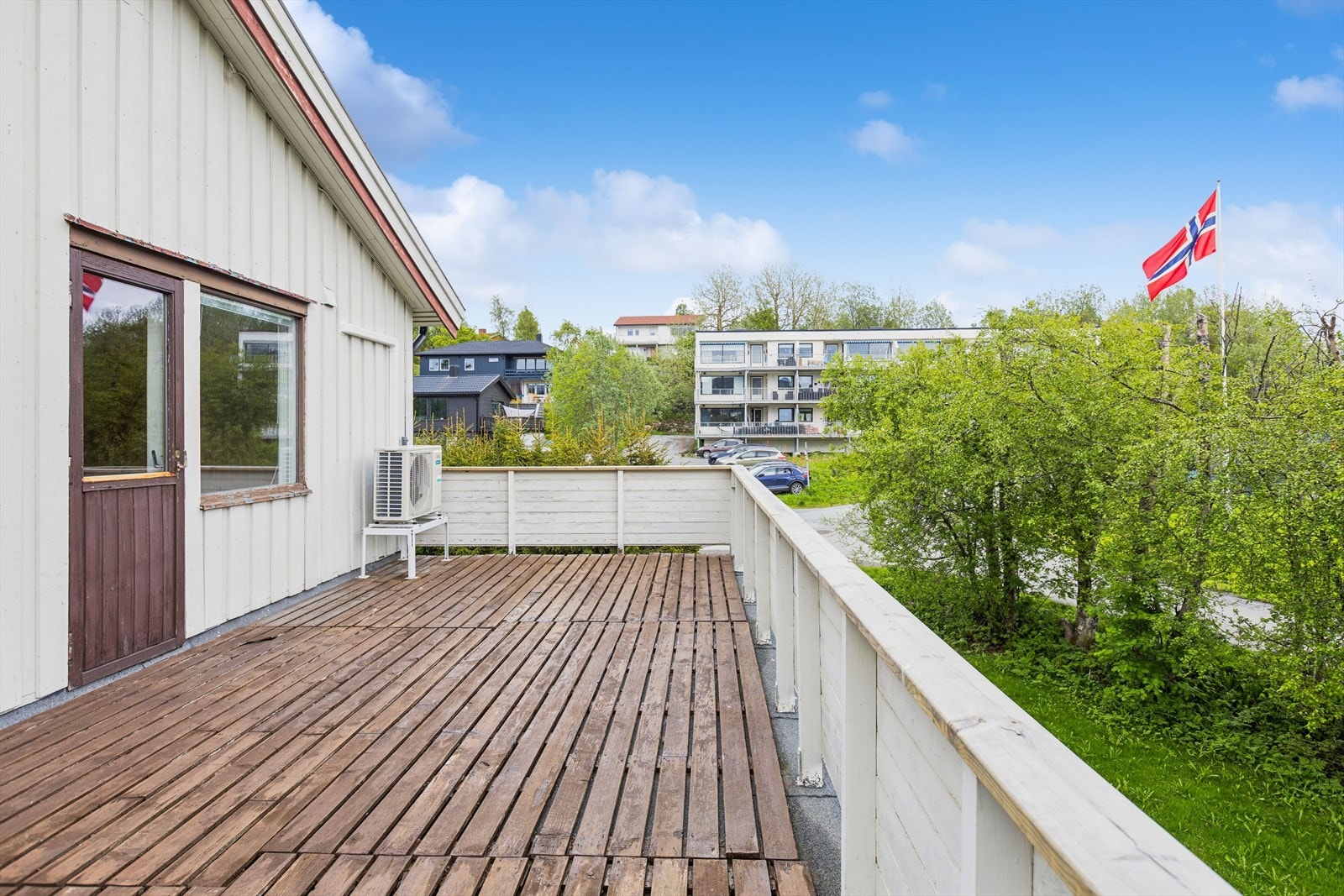 Fra verandaen har man utsyn over nærområdet. Galleribilde