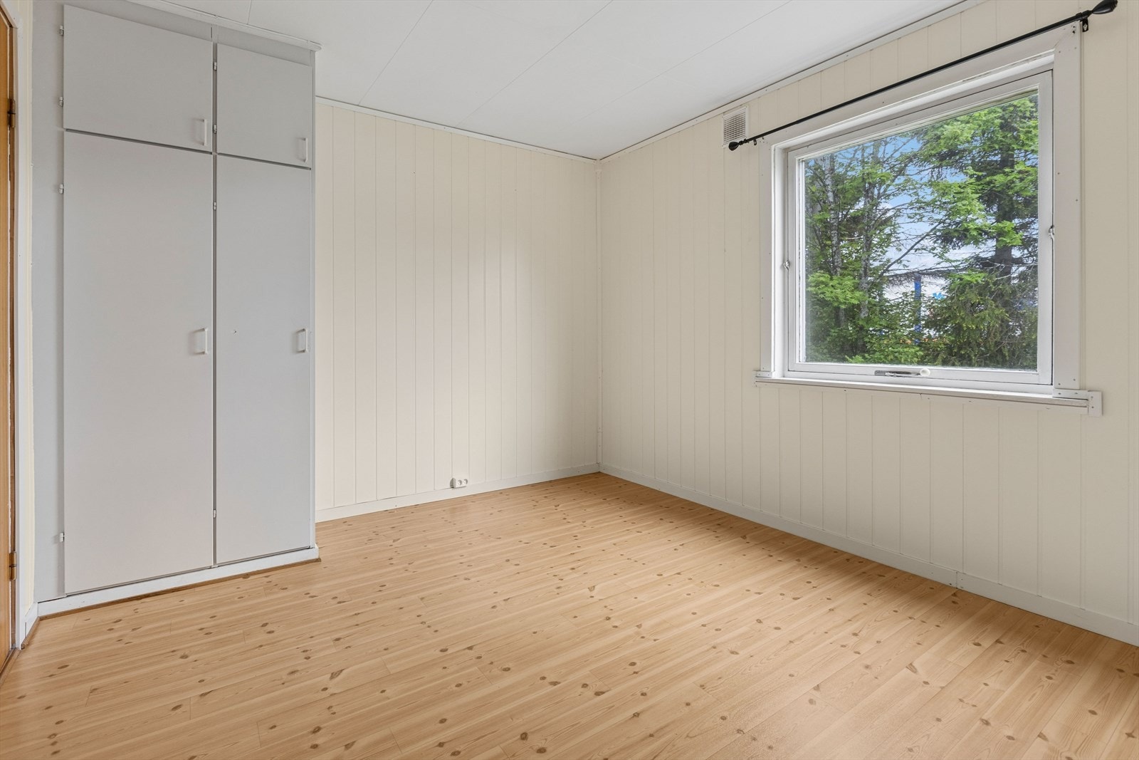 Soverommet i utleiedelen har plass til seng og garderobeskap. Galleribilde