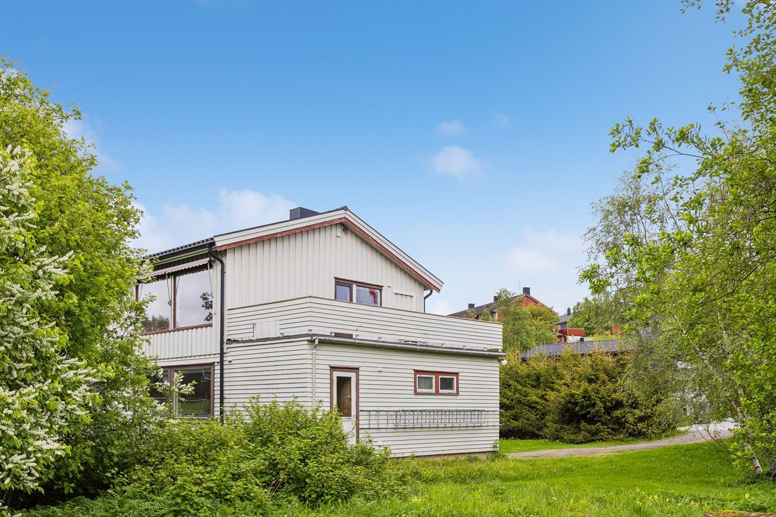 Eiendommen har en romslig veranda over garasjen, i tillegg til en luftebalkong med utgang fra et av soverommene. Galleribilde