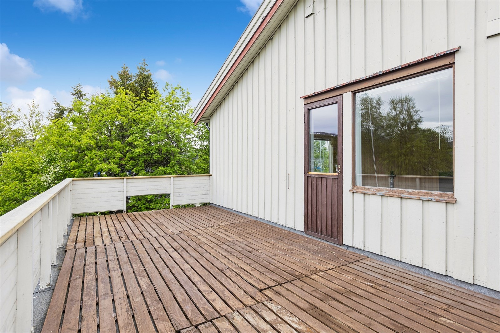 Verandaen er bygget over den integrerte garasjen og gir et fint, privat uterom. Galleribilde