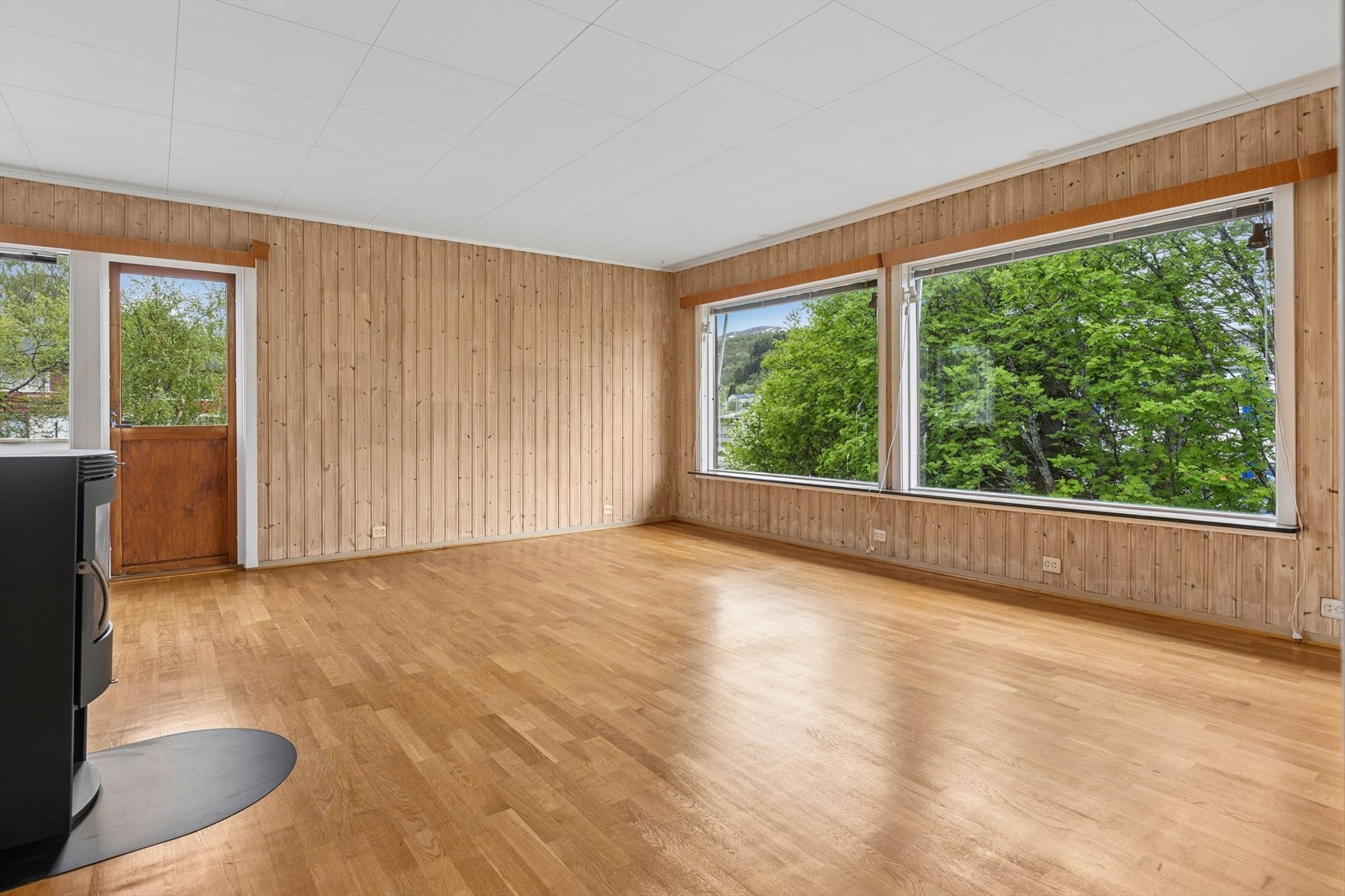 Stuen i hoveddelen er boligens største rom og har vinduer i full bredde mot hagen. De store vindusflater slipper inn godt med dagslys. Galleribilde