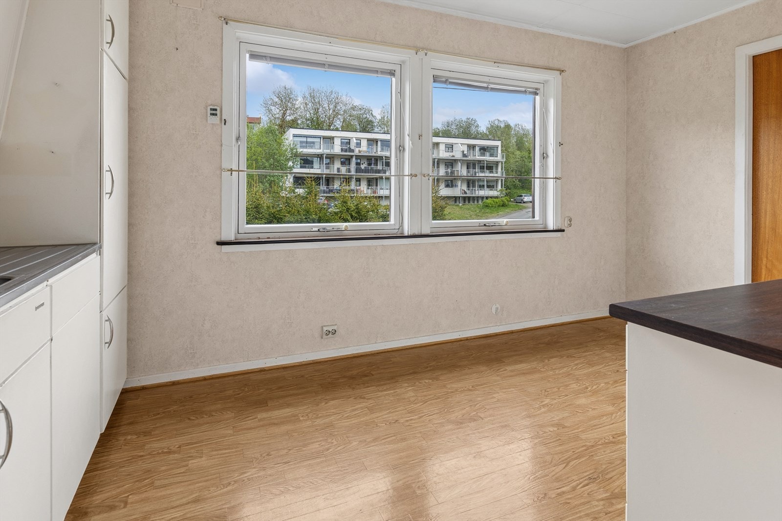 Kjøkkenet har plass til en liten spiseplass ved vinduet. Galleribilde