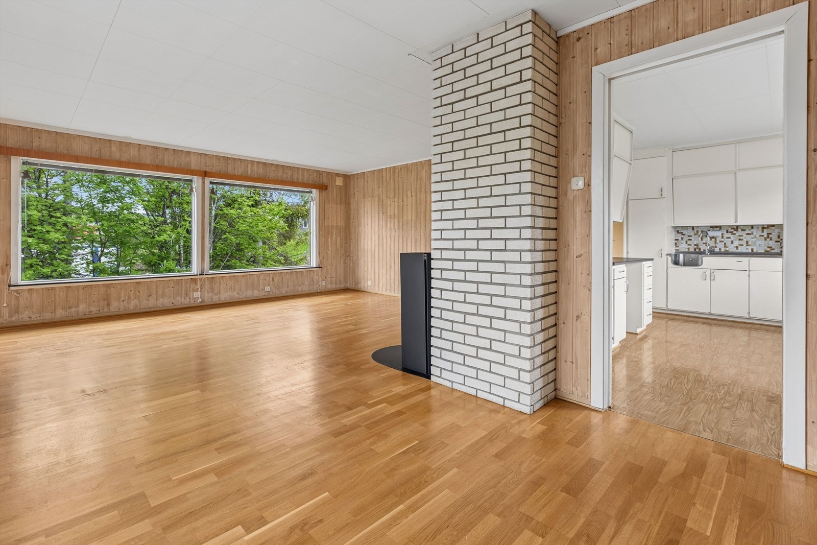 Fra stuen er det åpen tilknytning til kjøkkenet, noe som skaper en sosial sone. Galleribilde