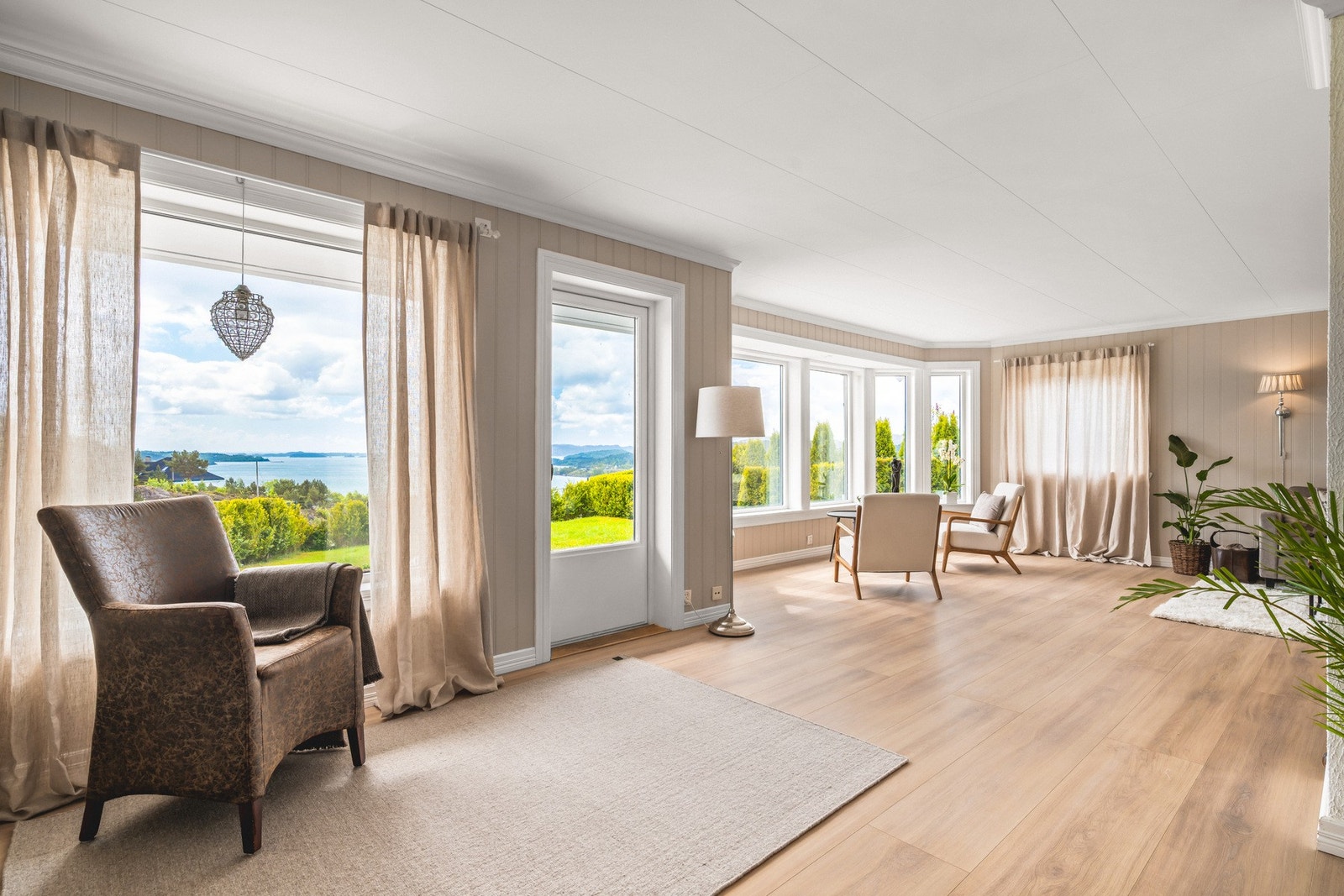 Fra stuen har du tilgang til den flotte hagen Galleribilde