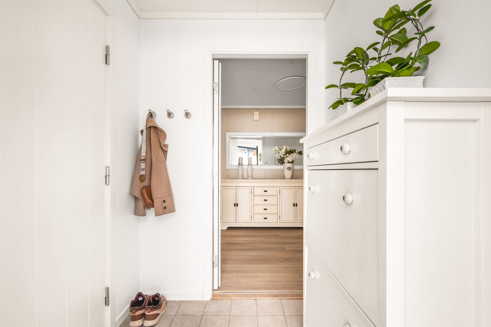 Velkommen inn! Du møtes av en entré på 2,2 kvm Galleribilde