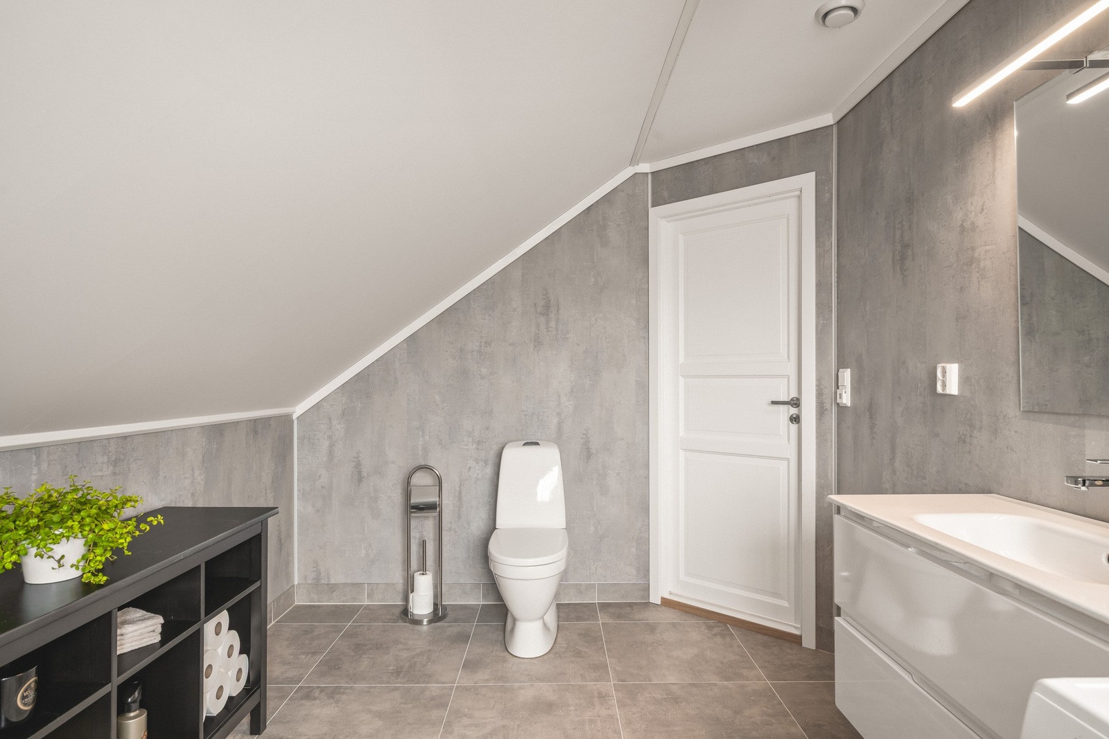 Badet ble pusset opp i 2023 med en stilren innredning Galleribilde