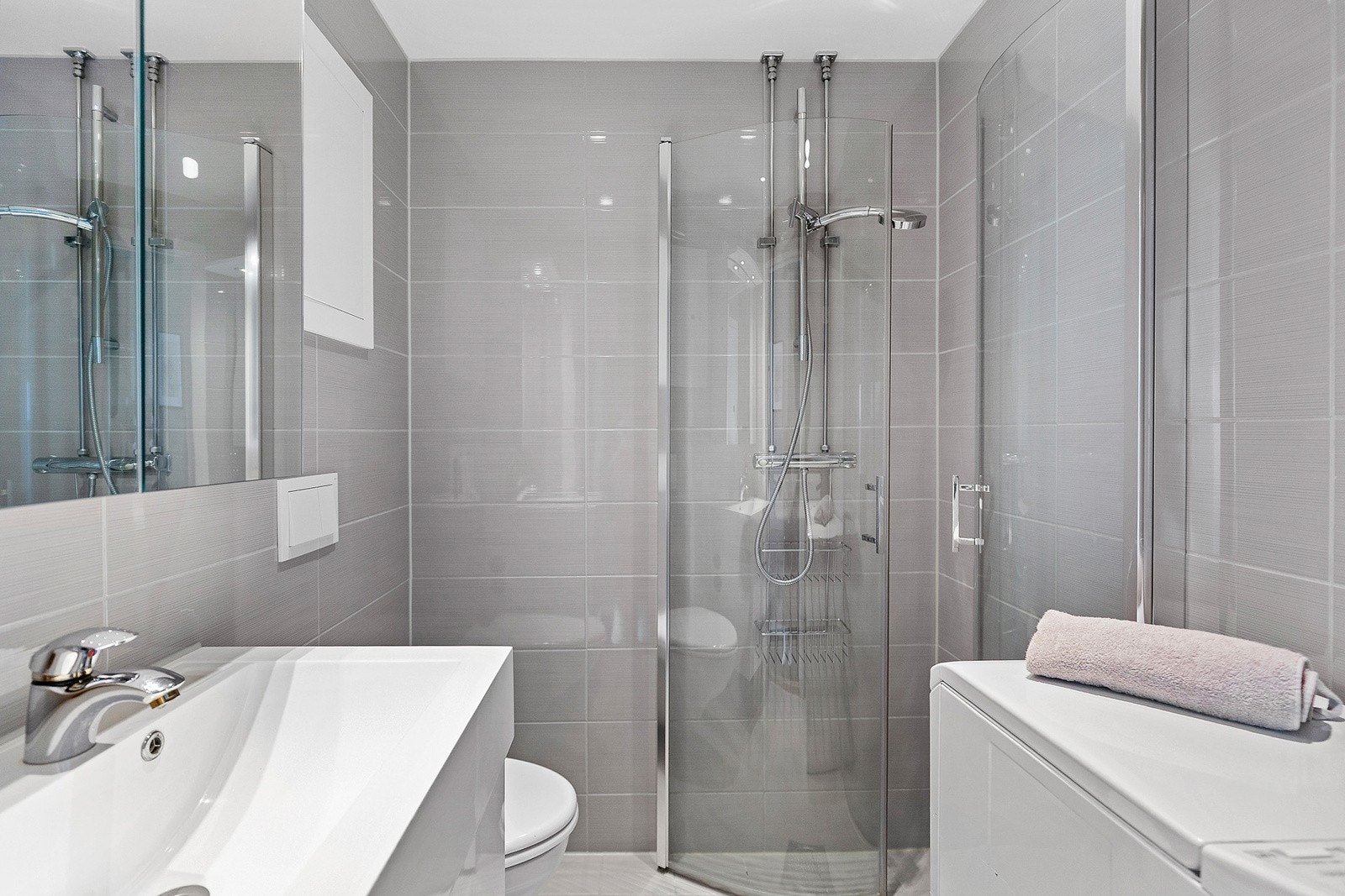Badet er nytt og moderne og har opplegg for vaskemaskin. Galleribilde